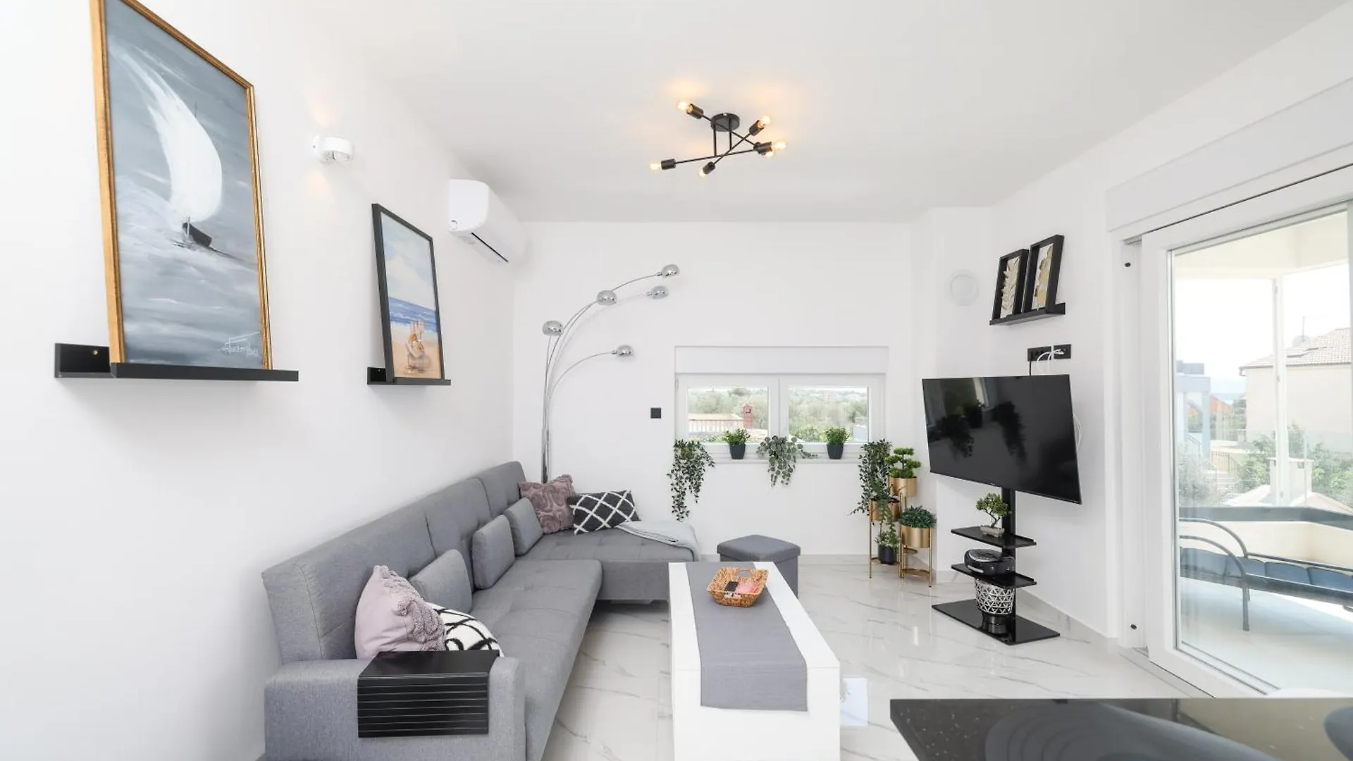 טוראני Two Bedroom Apartment With A Sea View In A Quiet Area