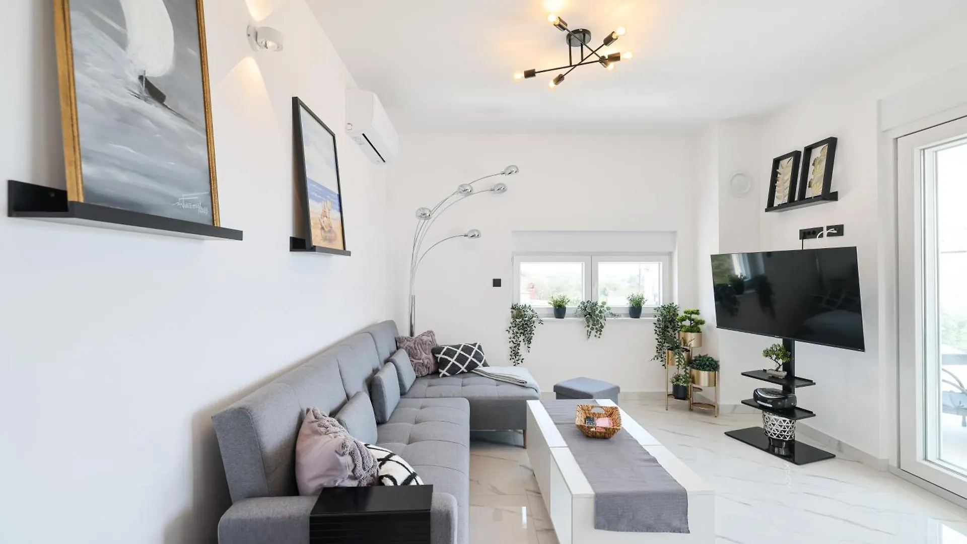טוראני Two Bedroom Apartment With A Sea View In A Quiet Area
