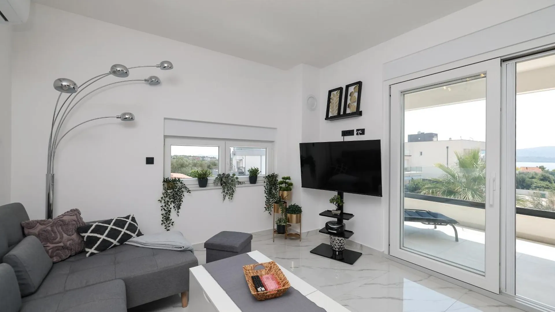 טוראני Two Bedroom Apartment With A Sea View In A Quiet Area
